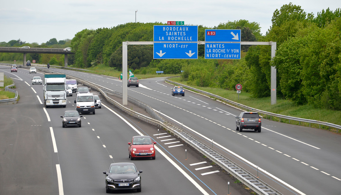 Au croisement des autoroutes A10 et A83 ©Darri Au croisement des autoroutes A10 et A83