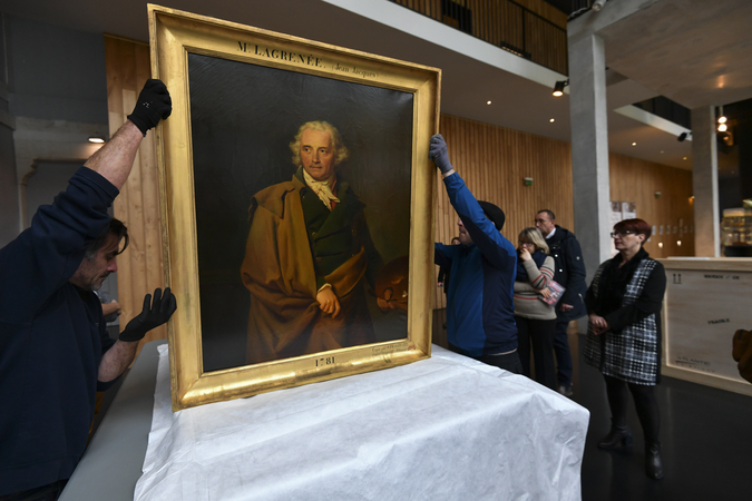 Déballage et examen des oeuvres prêtées par l'Ecole des Beaux-Arts de Paris, anciennement Académie royale de peinture et de sculpture pour l'exposition Bernard d'Agesci ©Darri