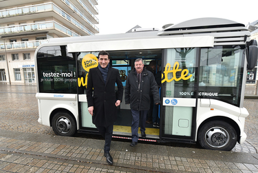 Lancement du test de la navette électrique à Niort en présence de Jérôme Baloge, maire de Niort et Président de l'Agglomération, et de Alain Lecointe, membre du bureau délégué aux transports ©BDerbord