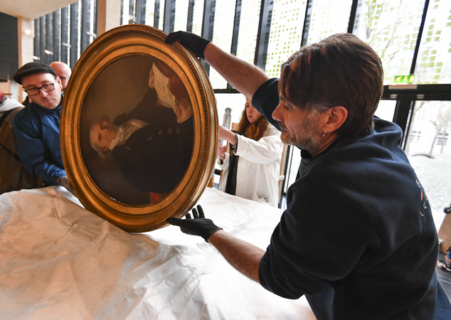 Déballage et examen des oeuvres prêtées par un collectionneur de Lons-le-Saunier (Jura) pour l'exposition Bernard d'Agesci ©Darri