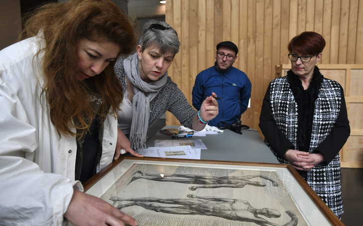 Déballage et examen des oeuvres prêtées par l'Ecole des Beaux-Arts de Paris, anciennement Académie royale de peinture et de sculpture pour l'exposition Bernard d'Agesci ©Darri