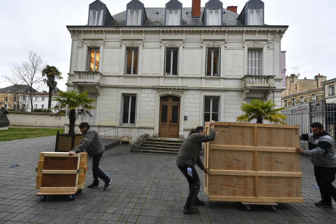 Arrivée des oeuvres pour l'exposition Bernard d'Agesci ©Darri