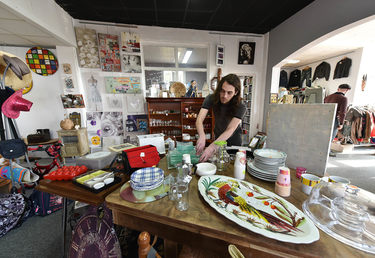 A la boutique "Bazar Solidaire", 111 A, rue de Goise à Niort.