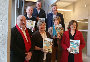 Des membres de l'association Retraite heureuse, des élus de l'Agglo et de la Ville de Niort et le directeur de Transdev présentent le guide 