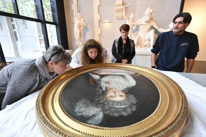 Déballage et examen des oeuvres prêtées par un collectionneur de Lons-le-Saunier (Jura) pour l'exposition Bernard d'Agesci ©Darri
