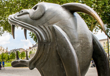 Dragon de la rue Ricard avec velo au 2nd plan