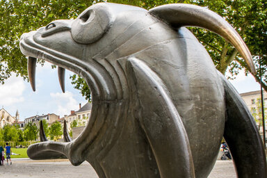 Dragon de la rue Ricard avec velo au 2nd plan