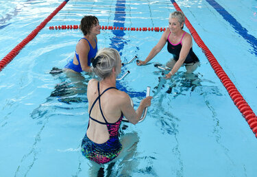 Piscine du Pre Leroy les niortais profitent du beau temps. CNC en entrainement.