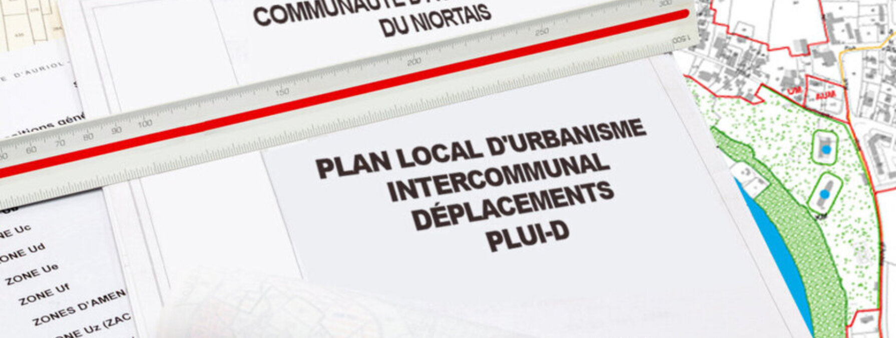 Couverture du document PLUi-D de la Communauté d'Agglomération du Niortais posée sur des cartes d'urbanisme