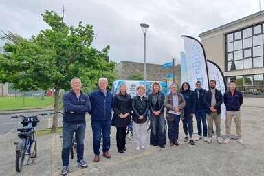 Groupe d'élus et partenaires de Niort Agglo réunis en extérieur pour l'inauguration d'une nouvelle station, un vélo VLS au premier plan.