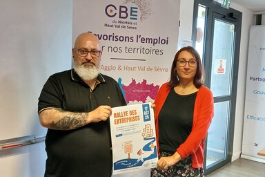 Deux représentants du CBE présentent l'affiche du Rallye des Entreprises prévu le 17 octobre 2025