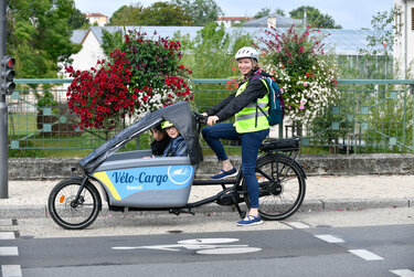 Velo cargo en circulation dans la ville Noemie Wemaere loueuse d?un mois.