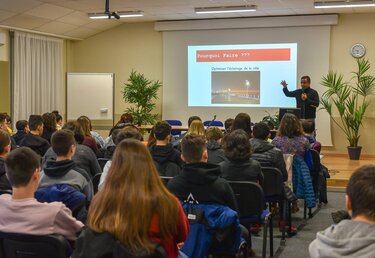 Une conférence sur la Smart City devant les élèves participant au Niort Numeric Challenge 2019