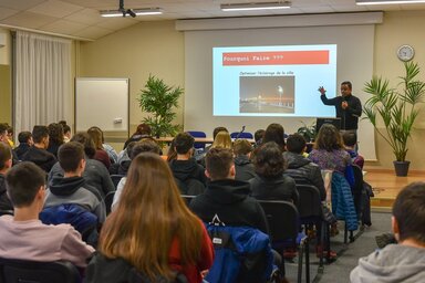 Une conférence sur la Smart City devant les élèves participant au Niort Numeric Challenge 2019