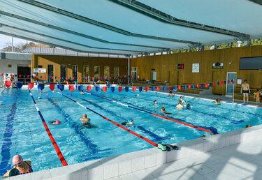 Nageurs a la piscine du Pre Leroy