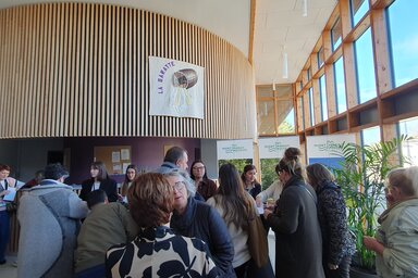 Participants à la présentation de la saison touristique dans l'entrée de la salle des fêtes d'Echiré