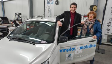 Jérôme Baloge, Président de Niort Agglo, et Marie-Annick Seys, Présidente de la structure d'insertion AIVE, devant l'une des voitures sans permis