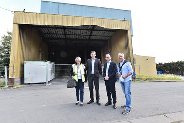 L'incinérateur de la déchèterie de Souché bientôt démantelée. De G à D : V.Penin, directrice du service déchets ménagers, J.Baloge, Président de la CAN, D.Six, adjoint au maire de Niort, P.Mauffrey, vice-président de la CAN, environnement et déchets ©BD