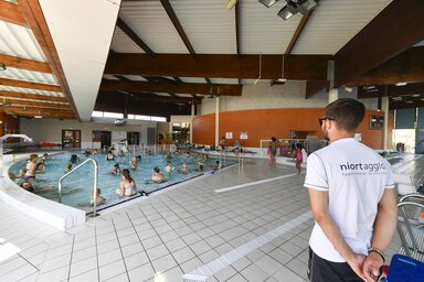 Des baigneurs a la piscine de Mauze sur le Mignon