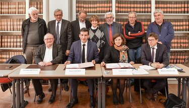 Le président de Niort Agglo, Jérome Baloge, et le préfet Isabelle David ont signé la convention partenariale ©Bruno Derbord