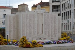 Patrimoine funéraire et commémoratif Monument aux morts 46.326562