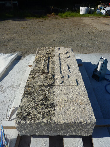 Cimetière de Coulon : pierre tombale Etienne Claveau (1780) en cours de restauration ©DR