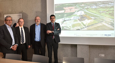 De gauche à droite : Jacques Billy, maire d'Aiffres, Pascal Triole, directeur industrie et achats à Chronopost, Philippe Dutruc, président de la CCI, Jérôme Baloge, président de Niort Agglo ©Bruno Derbord