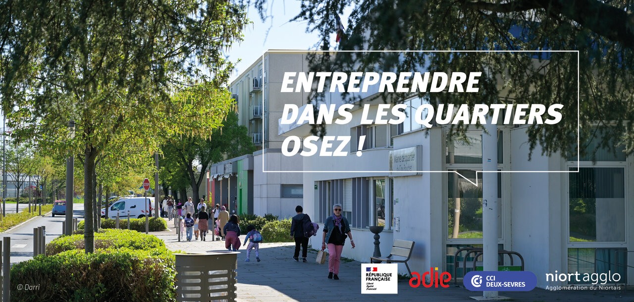Passants dans une allée arborée d'un quartier résidentiel de Niort — programme soutenu par l'Adie, la CCI Deux-Sèvres et Niort Agglo