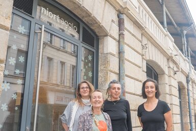 Quatre membres de l'association ARTerre posant devant la boutique éphémère n°2 de Niort Agglomération