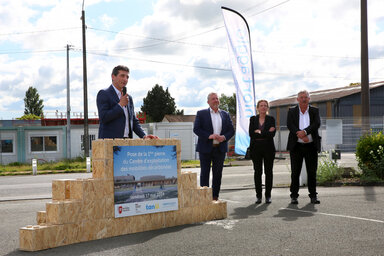 Pose premiere pierre centre d'exploitation des mobilites decarbonees