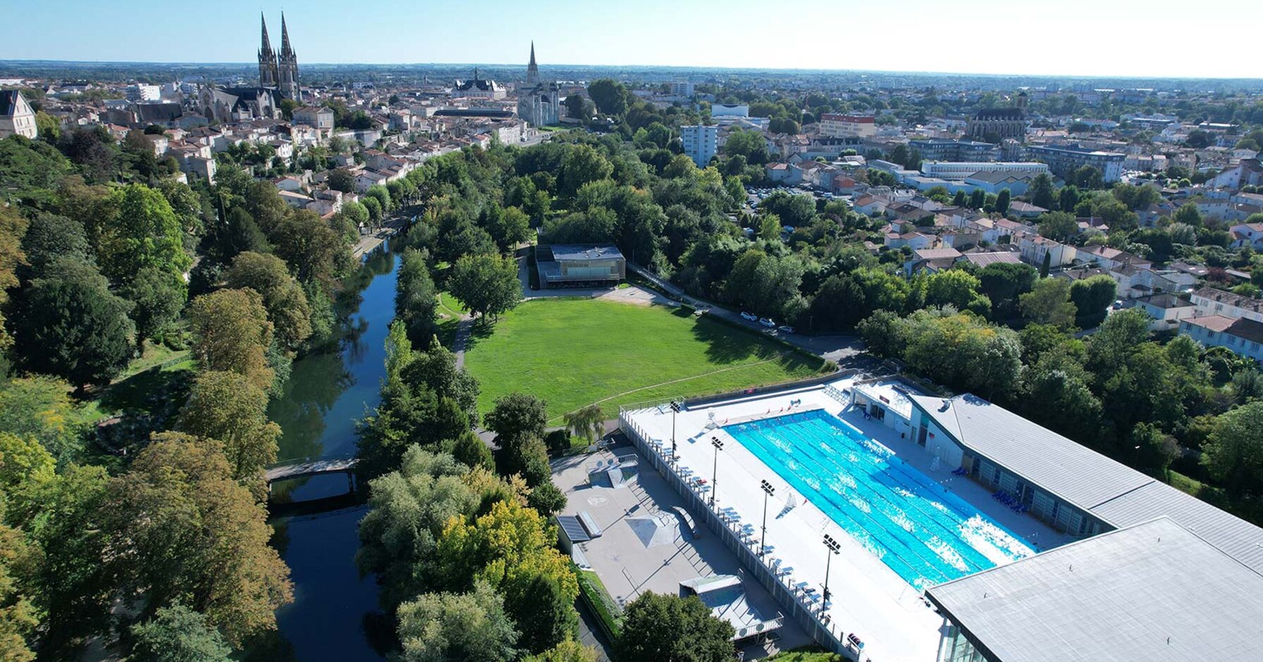 Vue aérienne de Niort et de la piscine de Pré-Leroy