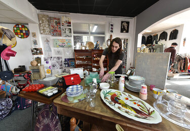 A la boutique "Bazar Solidaire", 111 A, rue de Goise à Niort.
