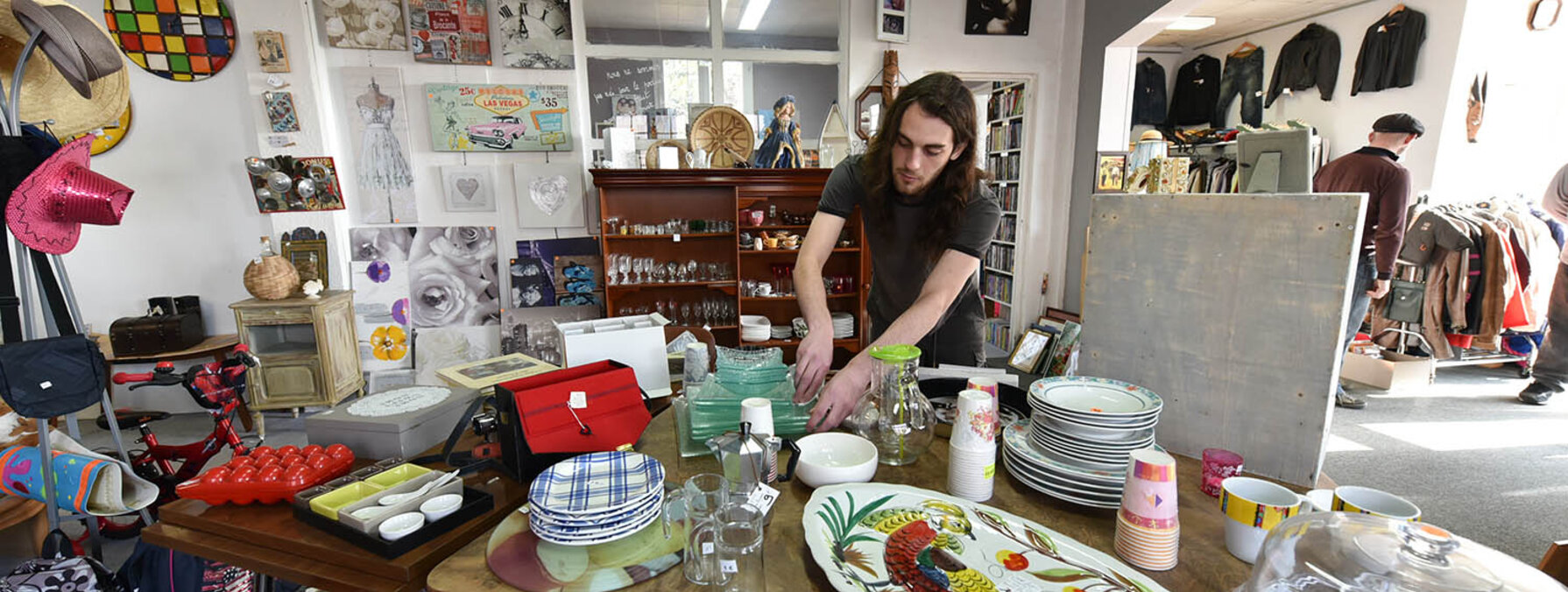 A la boutique "Bazar Solidaire", 111 A, rue de Goise à Niort.