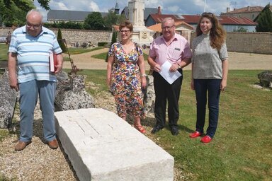 Présentation de la pierre tombale Etienne Claveau restaurée, cimetière de Coulon. De D à G : Laurence Lamy, conservatrice des musées, Michel Simon, maire de Coulon, Elisabeth Maillard, vice-présidente en charge de la culture et du patrimoine historique