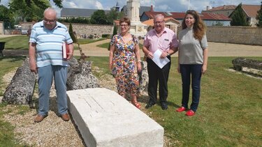 Présentation de la pierre tombale Etienne Claveau restaurée, cimetière de Coulon. De D à G : Laurence Lamy, conservatrice des musées, Michel Simon, maire de Coulon, Elisabeth Maillard, vice-présidente en charge de la culture et du patrimoine historique