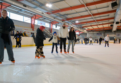 Decoration d'Halloween a la patinoire et patineurs et patineuses sur la glace