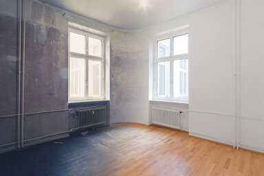 Comparaison avant/après rénovation : logement dégradé aux murs détériorés à gauche, intérieur rénové à droite