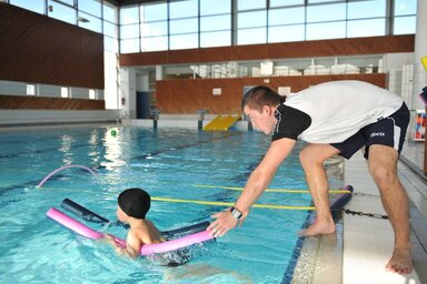 Cours de natation au centre aquatique des Fraignes a Chauray