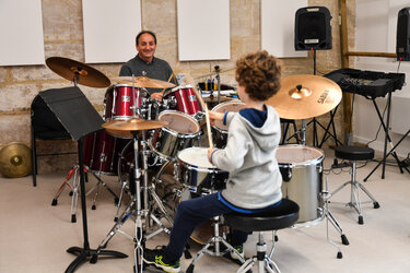 Activites de cours au conservatoire AUguste Tolbeque. Professeurs et eleves en situation de cours.