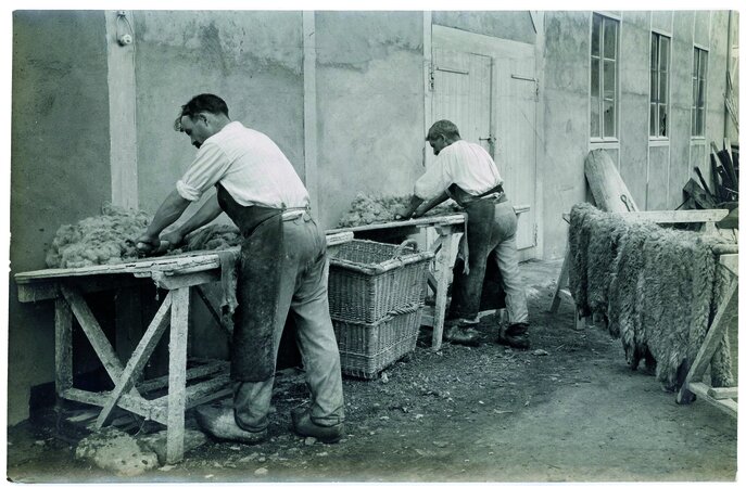 Le travail de rivière pour préparer la peau au tannage ©DR