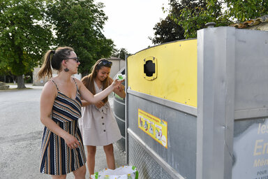 Depot volontaire d?emballage de dechets menagers a St Symphorien.